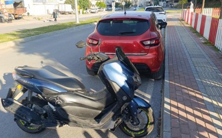 Manavgat’ta Görülmemiş Kaza: Yola Kaçan Top Motosikleti Devirdi!