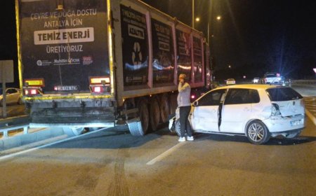 Manavgat’ta Direksiyon Hakimiyetini Kaybeden Sürücü Bariyerlere Çarptı