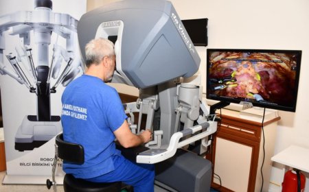 Alanya’da Ameliyathaneler Dijitalleşiyor: Geleceğin Cerrahları Robot Başında!