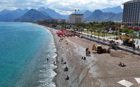 Antalya Büyükşehir Belediyesi'nden Konyaaltı Sahili'nde Sezon Hazırlığı