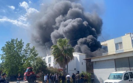 Antalya’da Hareketli Dakikalar: Sentetik Çim Deposunda Yangın Çıktı.