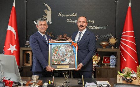 Konyaaltı Belediye Başkanı Cem Kotan, Genel Başkan Özgür Özel ile Bir Araya Geldi.