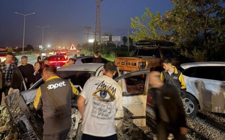 Manavgat’ta Zincirleme Kaza: Kontrolden Çıkan Otomobil Park Halindeki 4 Araca Çarptı
