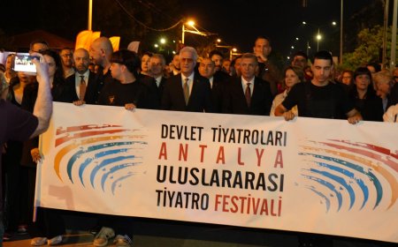 Antalya Uluslararası Tiyatro Festivali Coşkulu Kortejle Başladı