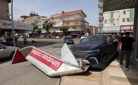 Manavgat’ta Korkutan Kaza: Kontrolden Çıkan Araç Yön Tabelasını Devirdi