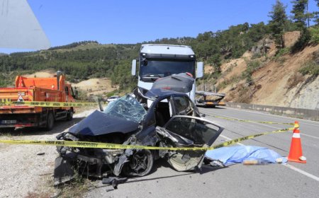 Mermer Yüklü Tırla Çarpışan Otomobilde Can Pazarı: 2 Ölü, 1 Yaralı