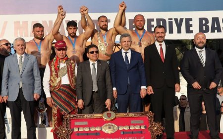 Kepez’in Pehlivanları Kürsüden İndi, Başkan Kocagöz’e Koştu