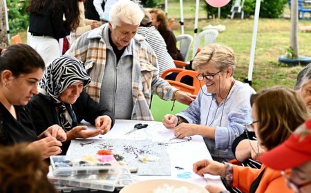 Antalya’da Muratpaşa Belediyesi’nin yaşlı evleri üyeleri, bahar şenliğinde bir araya geldi.