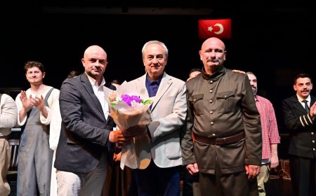 Kepez’de Tarih Sahneye Taşındı: Bandırma Vapuru Prömiyerini Yaptı