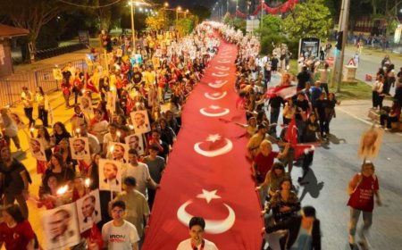 Antalya’da 19 Mayıs Coşkusu: 400 Metrelik Dev Bayrakla Fener Alayı