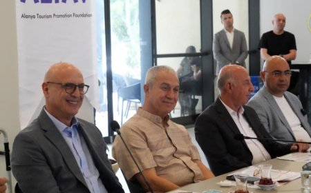 Alanya’da Turizm Zirvesi: Başkan Özçelik Sektör Temsilcileriyle Buluştu