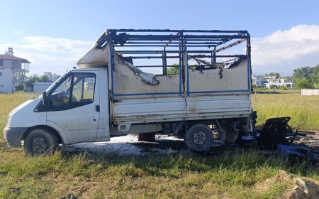 Manavgat’ta Kamyonet Yangını: Plastik Kasalar Alev Alev Yandı