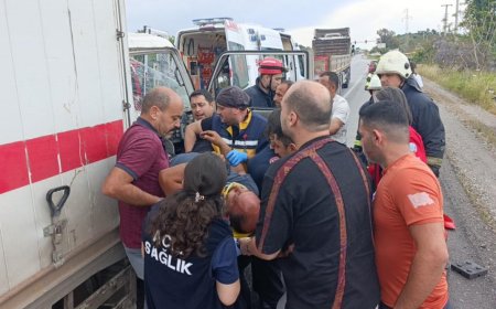 Manavgat’ta Şiddetli Çarpışma: Kırmızı Işıkta Bekleyen Tıra Kamyon Çarptı!