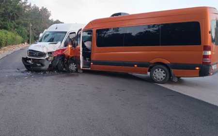 Serik’te Turistleri Taşıyan İki Minibüs Çarpıştı: Çok Sayıda Yaralı Var.