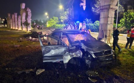 Belek’te Korkutan Kaza: Kontrolden Çıkan Araç Dekoratif Surlara Saplandı.