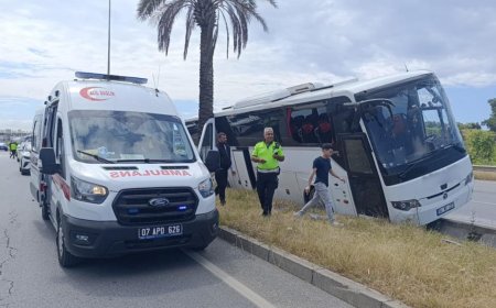 Alanya-Antalya Yolunda Kaza: Otobüs Palmiye Ağacına Çarparak Durabildi