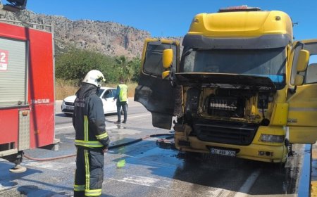 Antalya’da Kırmızı Işıkta Bekleyen Tır Alev Alev Yandı