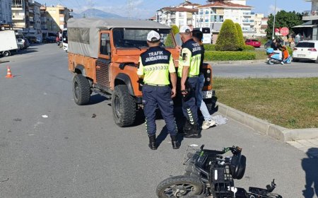 Manavgat'ta Tur Aracı ile Motosiklet Çarpıştı: 1 Yaralı