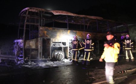 Denizli’de Feci Kaza: Bariyerlere Çarpan Yolcu Otobüsü Alev Aldı, 8 Kişi Hayatını Kaybetti