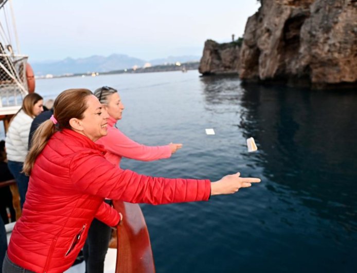 Antalya’da Asırlık Gelenek: Dilekler Akdeniz’in Mavi Sularında Buluştu