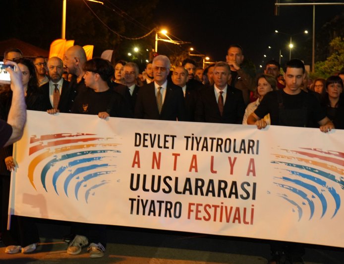Antalya Uluslararası Tiyatro Festivali Coşkulu Kortejle Başladı