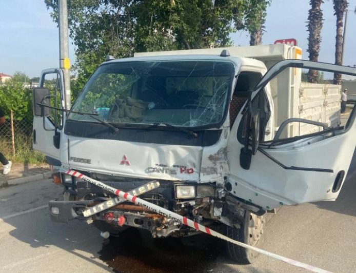 Antalya’da Korkutan Kaza: Kamyonette Sıkışan Sürücüyü İtfaiye Kurtardı