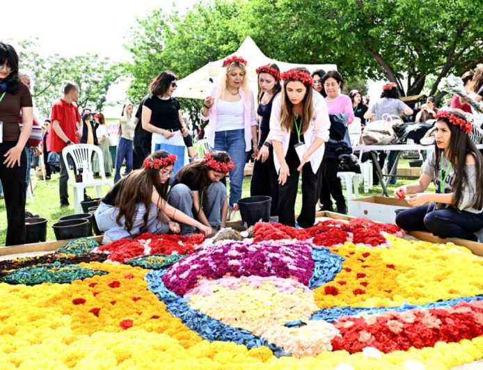Antalya’da Çiçekten Sanat: 130 Bin Dal Çiçekle Muhteşem Yarışma