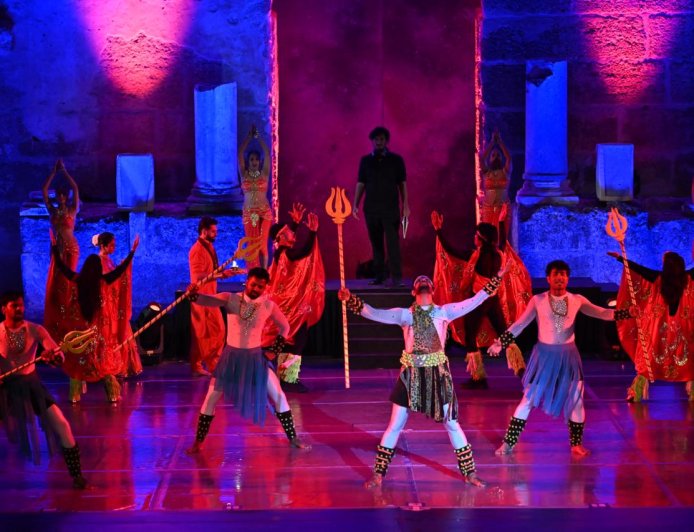 ASPENDOS’UN BÜYÜLEYİCİ ATMOSFERİNDE HİNDİSTAN RÜZGARI: TAJ EXPRESS DAKİKALARCA ALKIŞLANDI...
