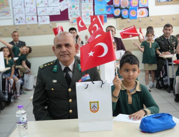 İlk Harfler Mehmetçiğe, İlk Cevaplar Kahramanlardan: Antalya’da Duygu Dolu Buluşma