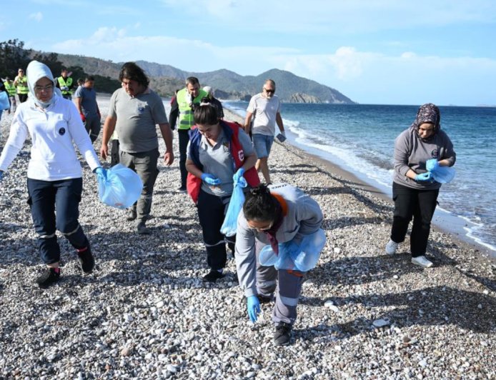 Kemer’de Çevre Seferberliği: Cennet Sahil Çıralı’da Büyük Temizlik