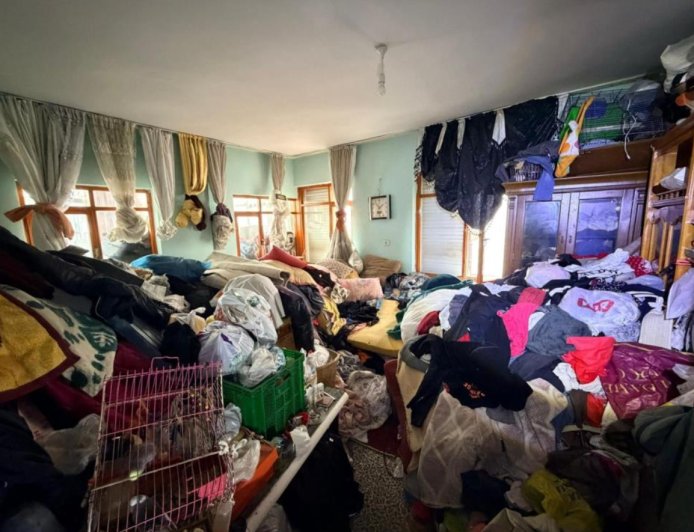 Kepez’de Çöp Ev Alarmı: Düdenbaşı Mahallesi’ndeki Atıklar Tahliye Edildi