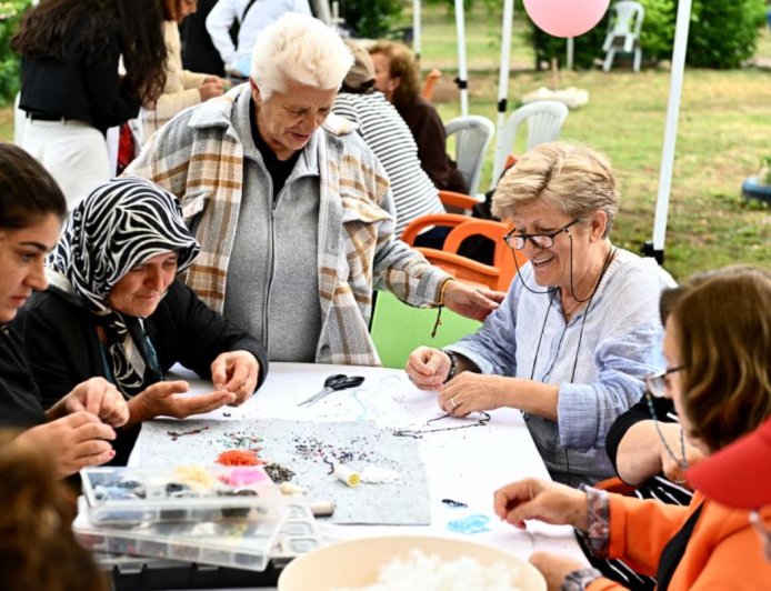 Antalya’da Muratpaşa Belediyesi’nin yaşlı evleri üyeleri, bahar şenliğinde bir araya geldi.