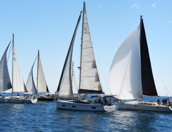 Antalya Denizlerinde Yelkenler Fora: Coral Cup Heyecanı Kemer’de Başladı