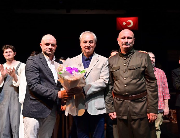Kepez’de Tarih Sahneye Taşındı: Bandırma Vapuru Prömiyerini Yaptı