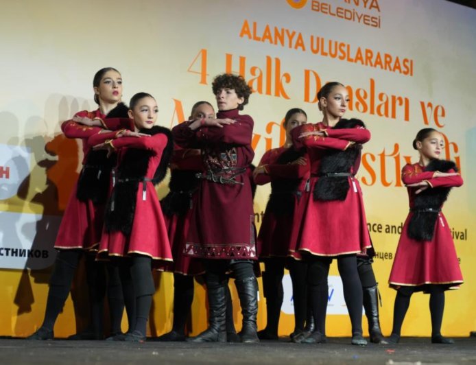 7 Ülke, Tek Yürek: Alanya’da Halk Dansları Rüzgarı Esti