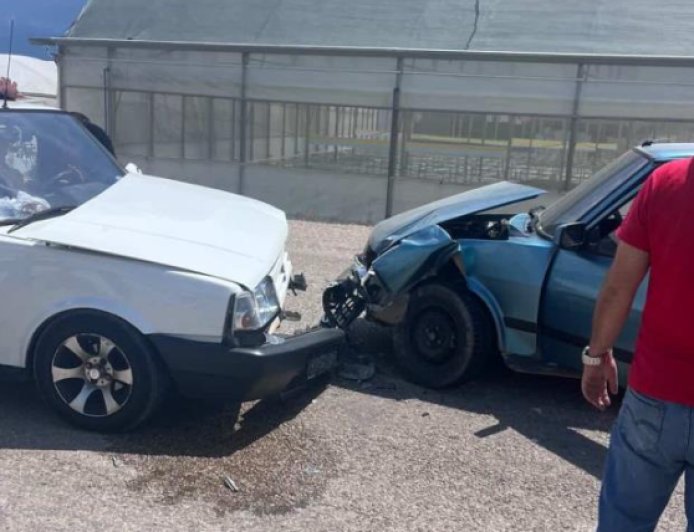 Kumluca’da Trafik Kazası: Kafa Kafaya Çarpışan Otomobillerde Can Pazarı