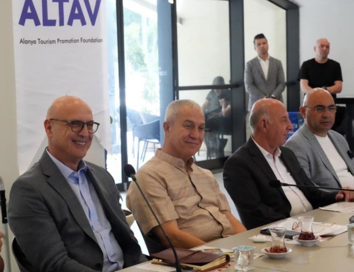 Alanya’da Turizm Zirvesi: Başkan Özçelik Sektör Temsilcileriyle Buluştu