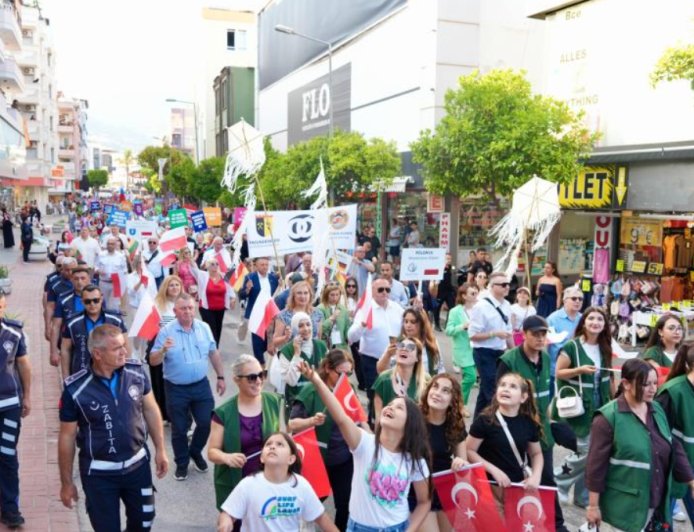Alanya’da Festival Coşkusu: Aşkın Nur Yengi Rüzgarı Esti!