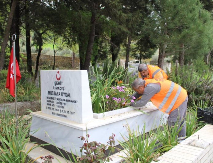 Büyükşehir’den Bayram Hazırlığı: Mezarlıklarda Kapsamlı Temizlik ve Bakım