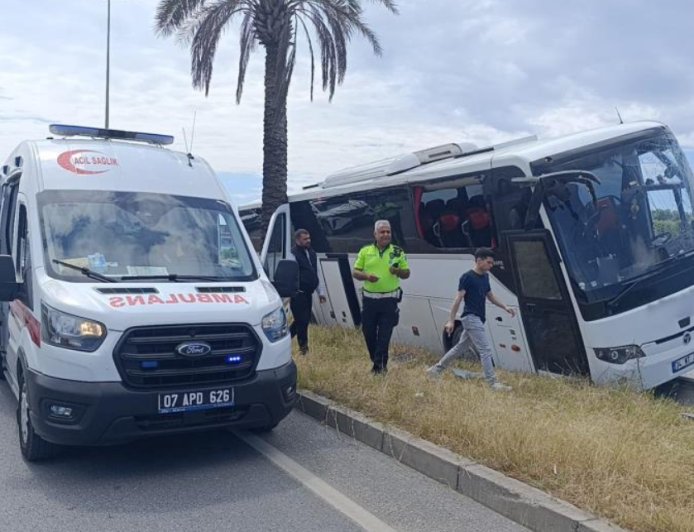 Alanya-Antalya Yolunda Kaza: Otobüs Palmiye Ağacına Çarparak Durabildi