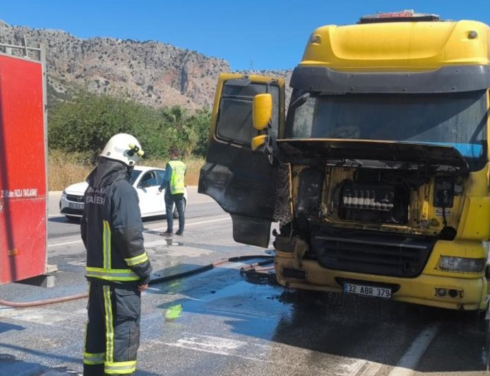 Antalya’da Kırmızı Işıkta Bekleyen Tır Alev Alev Yandı