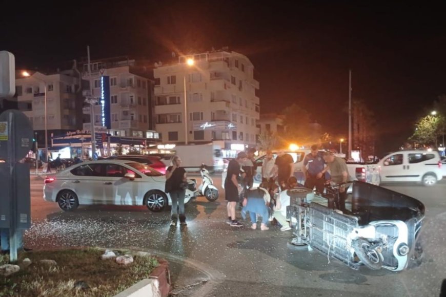 Konyaaltı'nda Otomobil ile 3 Tekerlekli Motosiklet Çarpıştı