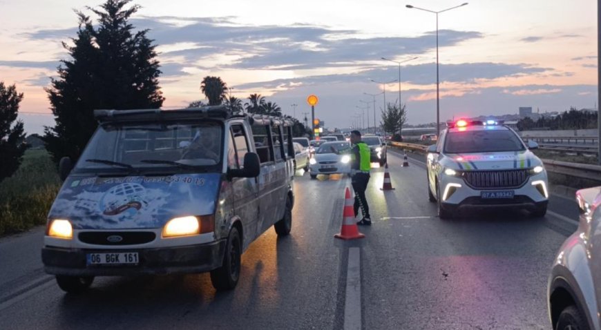 Manavgat'ta Zincirleme Kaza: 2 Yaralı, Kilometrelerce Kuyruk!