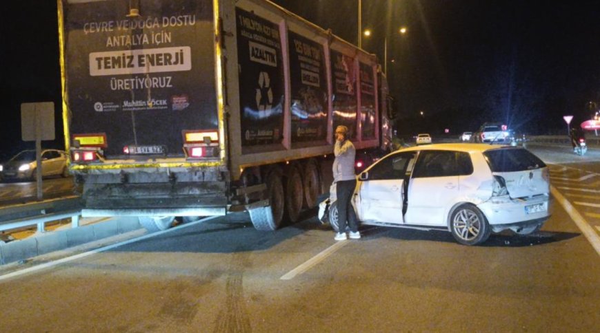 Manavgat’ta Direksiyon Hakimiyetini Kaybeden Sürücü Bariyerlere Çarptı