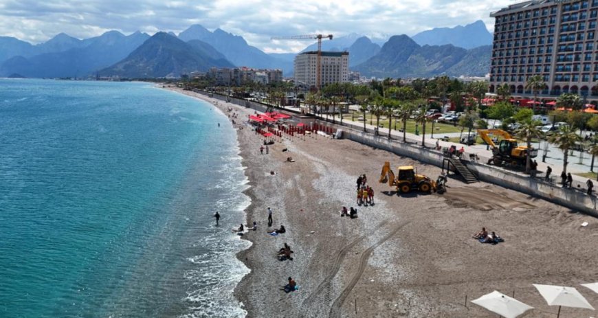 Antalya Büyükşehir Belediyesi'nden Konyaaltı Sahili'nde Sezon Hazırlığı