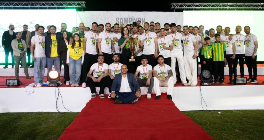 Yeşil-Sarı Gurur: Korkuteli Belediyespor Zaferini Binlerce Taraftarıyla Kutladı