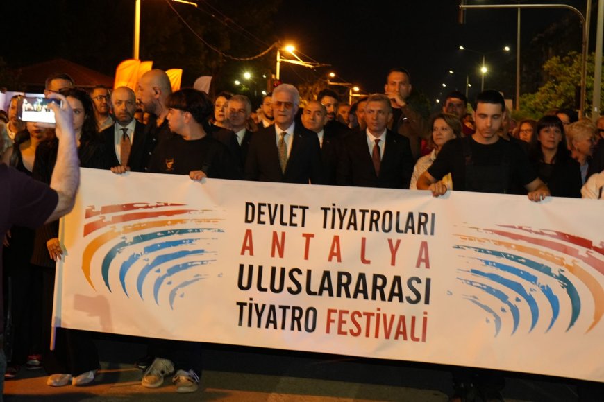 Antalya Uluslararası Tiyatro Festivali Coşkulu Kortejle Başladı