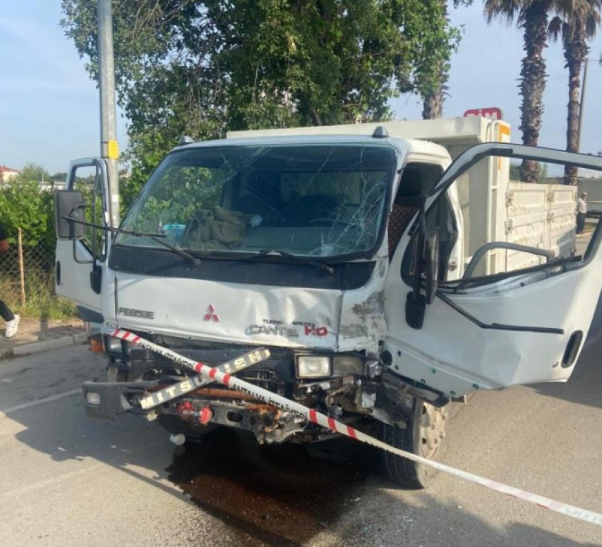 Antalya’da Korkutan Kaza: Kamyonette Sıkışan Sürücüyü İtfaiye Kurtardı