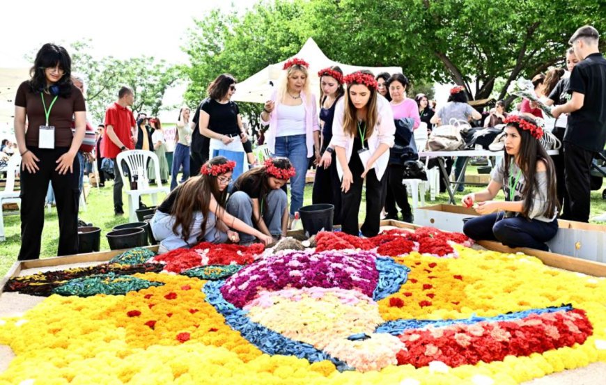 Antalya’da Çiçekten Sanat: 130 Bin Dal Çiçekle Muhteşem Yarışma