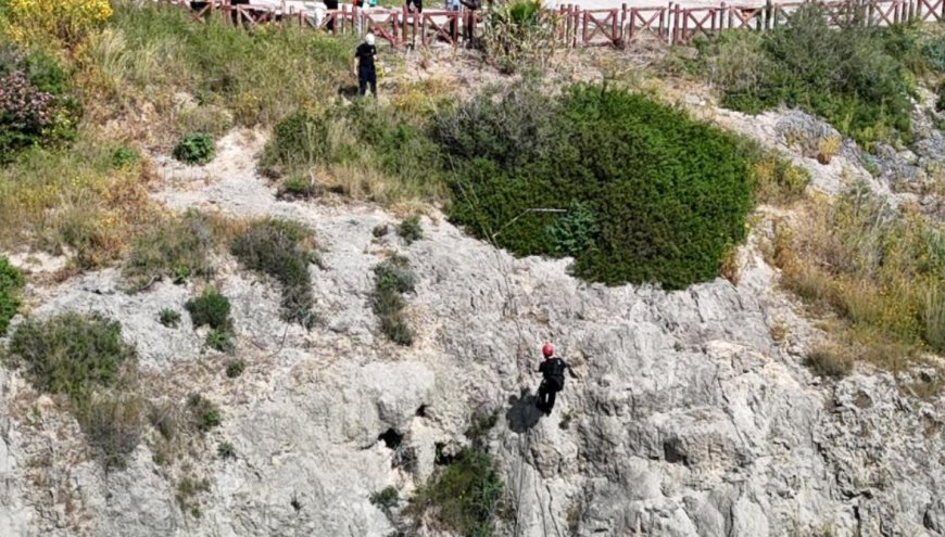 Teknoloji Hayat Kurtardı: Falezlerin Ortasındaki Köpeğe Dron Yardımıyla Ulaşıldı